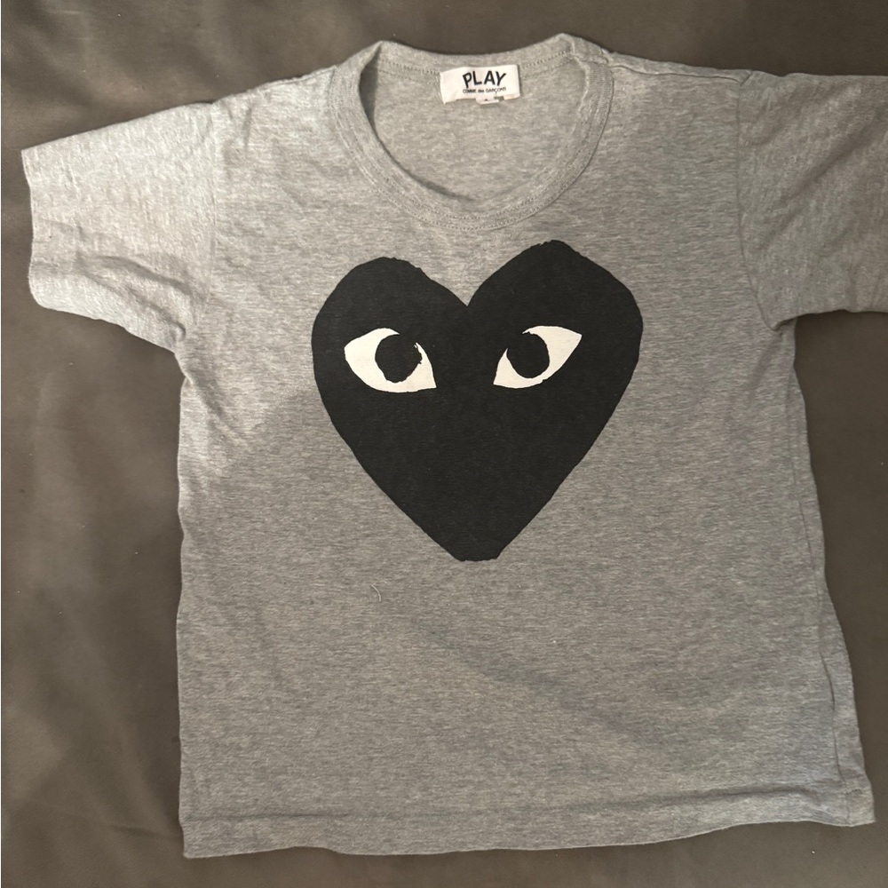 Kids Play Comme des Garcons Gray T-Shirt with Black Heart Design